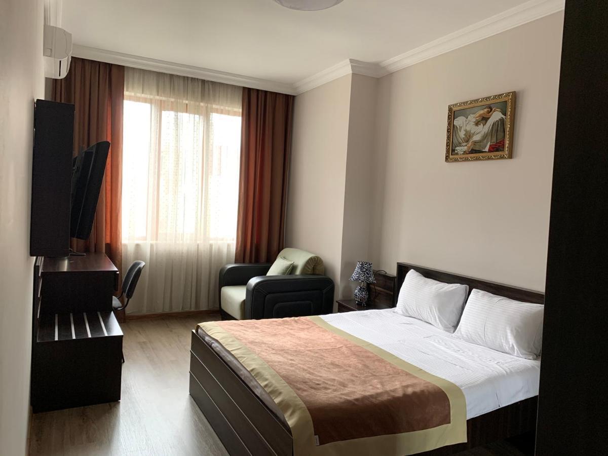Hotel Brighton Batumi Esterno foto