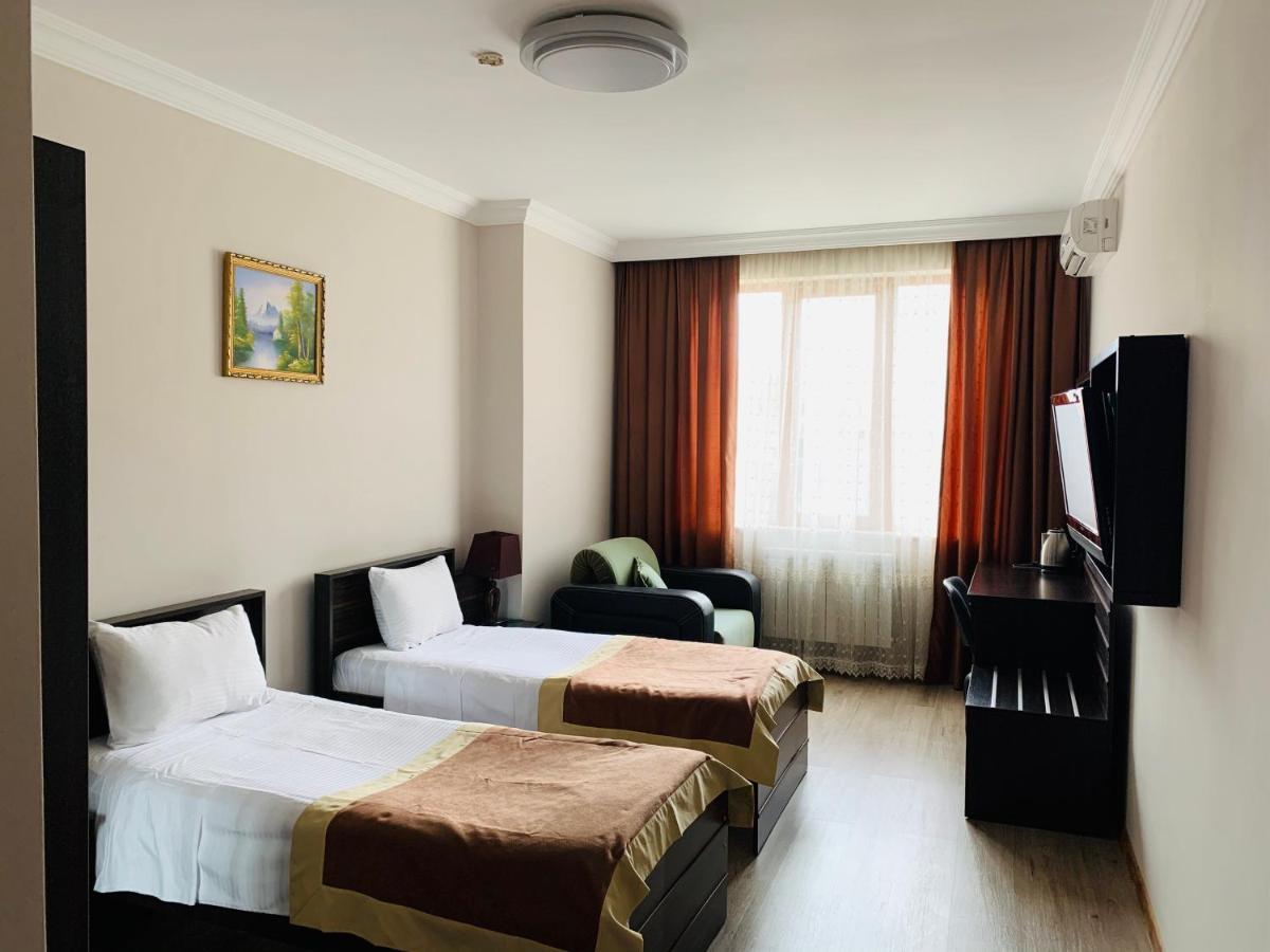 Hotel Brighton Batumi Esterno foto