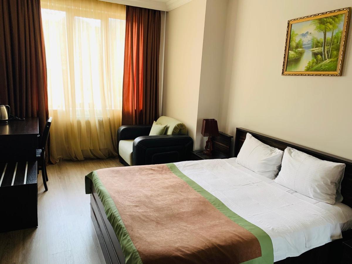 Hotel Brighton Batumi Esterno foto