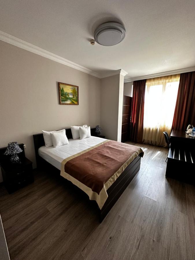 Hotel Brighton Batumi Esterno foto