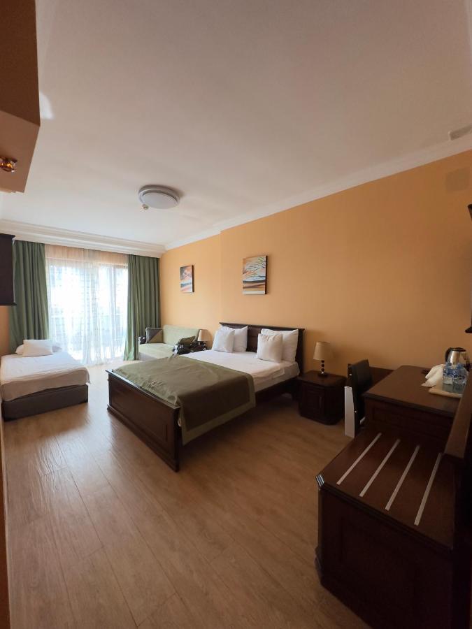 Hotel Brighton Batumi Esterno foto