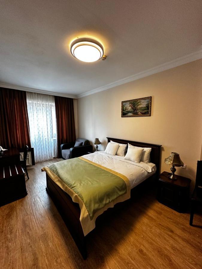 Hotel Brighton Batumi Esterno foto