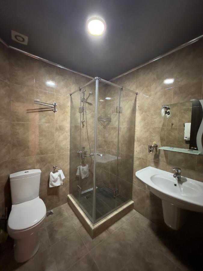 Hotel Brighton Batumi Esterno foto