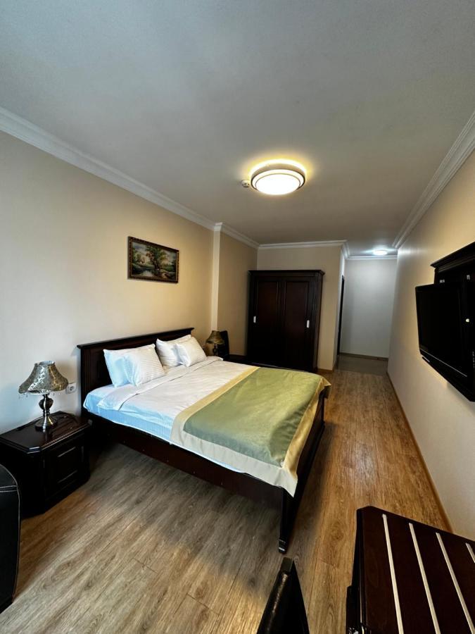 Hotel Brighton Batumi Esterno foto