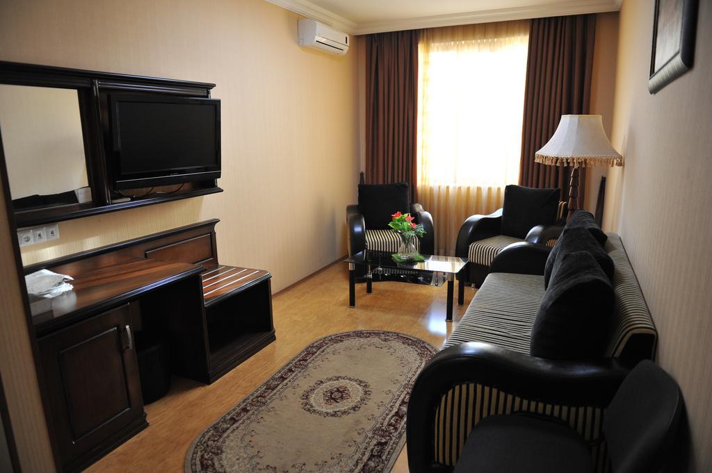 Hotel Brighton Batumi Esterno foto